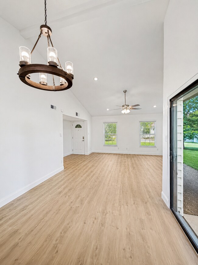 Foto del edificio - Fully Remodeled 3 Bed / 2 Bath Home with Solar Panels — Low Electric Bills