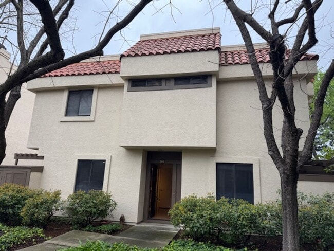 Wonderful 3 bedroom townhome in Main Chance Estates - Wonderful 3 bedroom townhome in Main Chance Estates