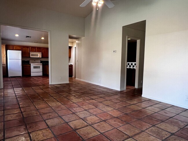 Foto del edificio - Tempe 2 Bed, 1 Bath Duplex Back Unit with ...