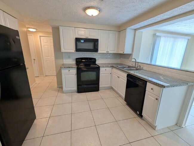 Building Photo - 6617 Lenoir Dr