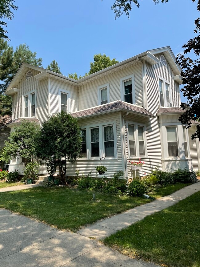 Building Photo - 407 Grace St