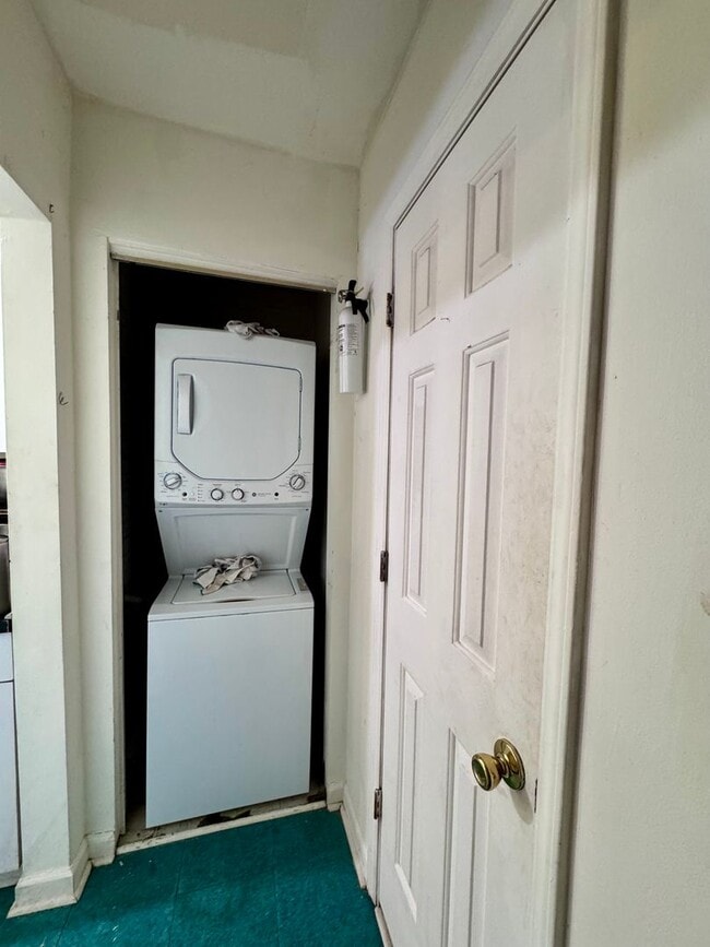 Building Photo - Spacious 6-Bedroom Home in the Heart of Ca...