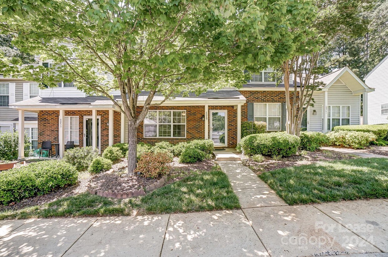 6059 Cougar Ln, Charlotte, NC 28269 Townhome Rentals in Charlotte NC
