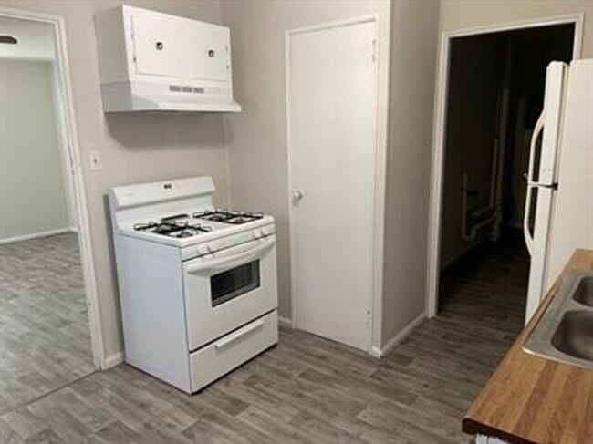 Building Photo - 1104 Eastview Dr