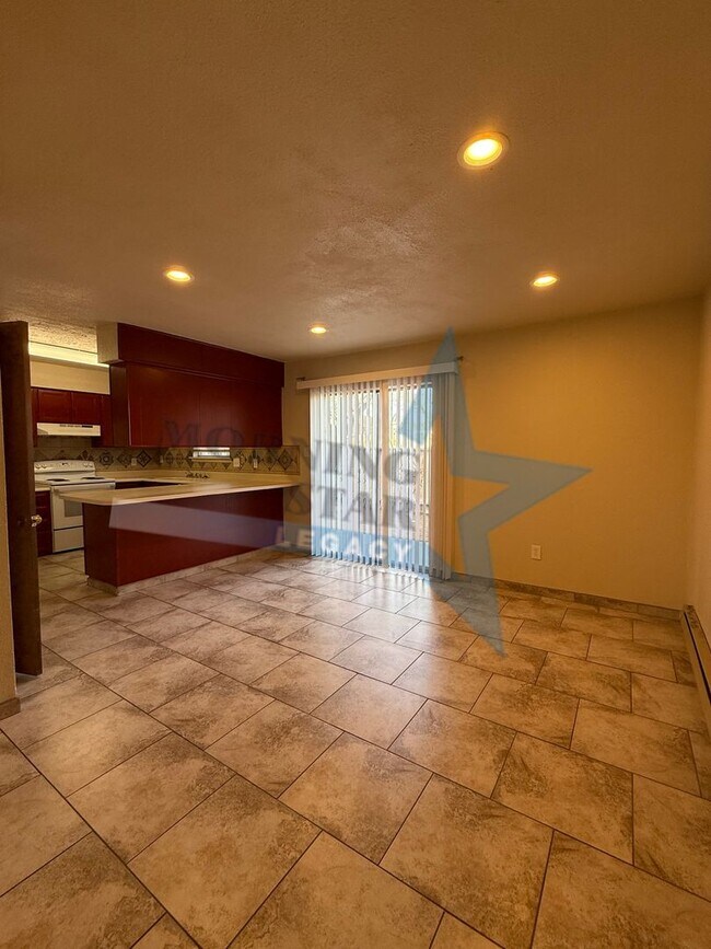 Foto del edificio - 3 Bed Condo W/ yard!