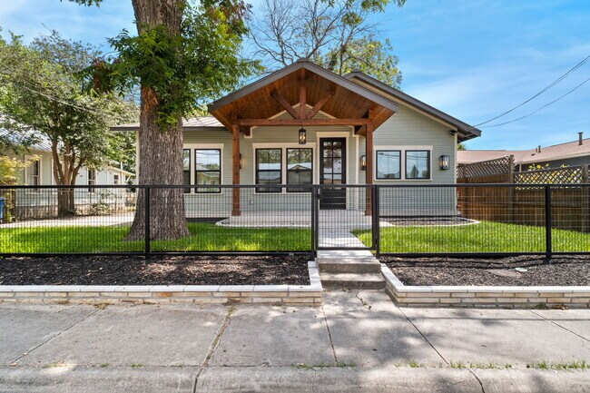 Photo - 210 Simon St House