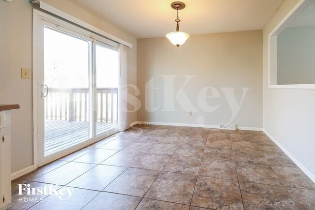 Building Photo - 301 NE Lakeview Dr