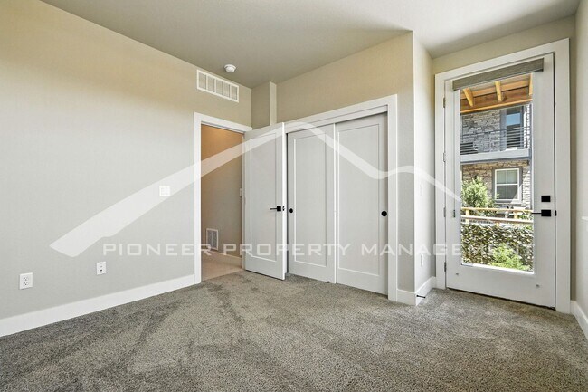 Building Photo - Stunning Townhome with Central AC and Wash...
