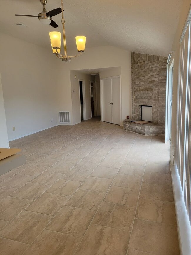 Foto del edificio - One story, 3 bedroom duplex available!