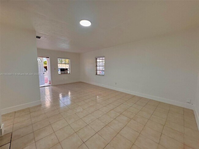 Building Photo - 541 E 38th St