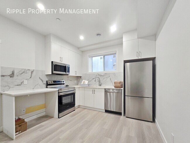 Photo du bâtiment - NEW 2 Beds/ 1 Baths Lower Unit in Bowness