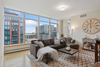 Building Photo - 215 10th Ave S
