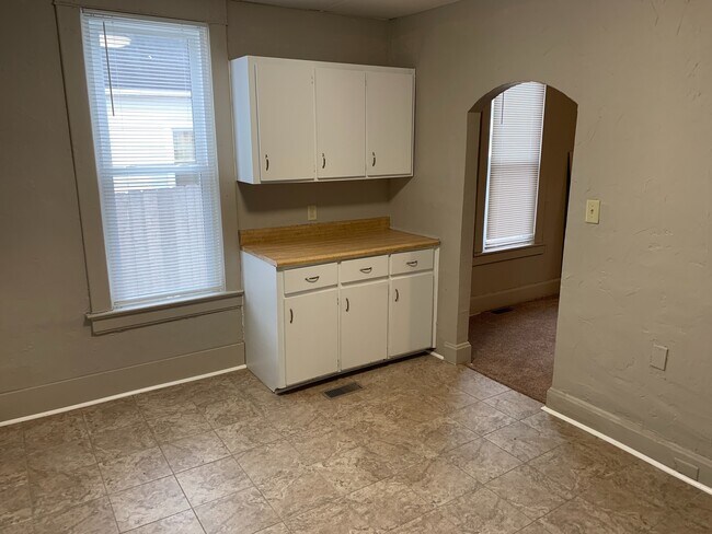 Building Photo - Recently updated 2 Bedroom 1 Bathroom home...
