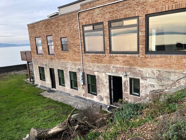 Building Photo - 4029 Beach Dr SW