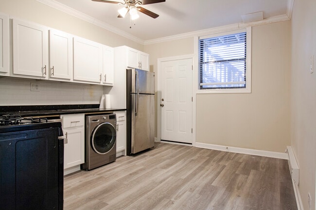 Building Photo - 730 W Roscoe St