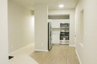 Building Photo - 501 N Patterson Park Ave