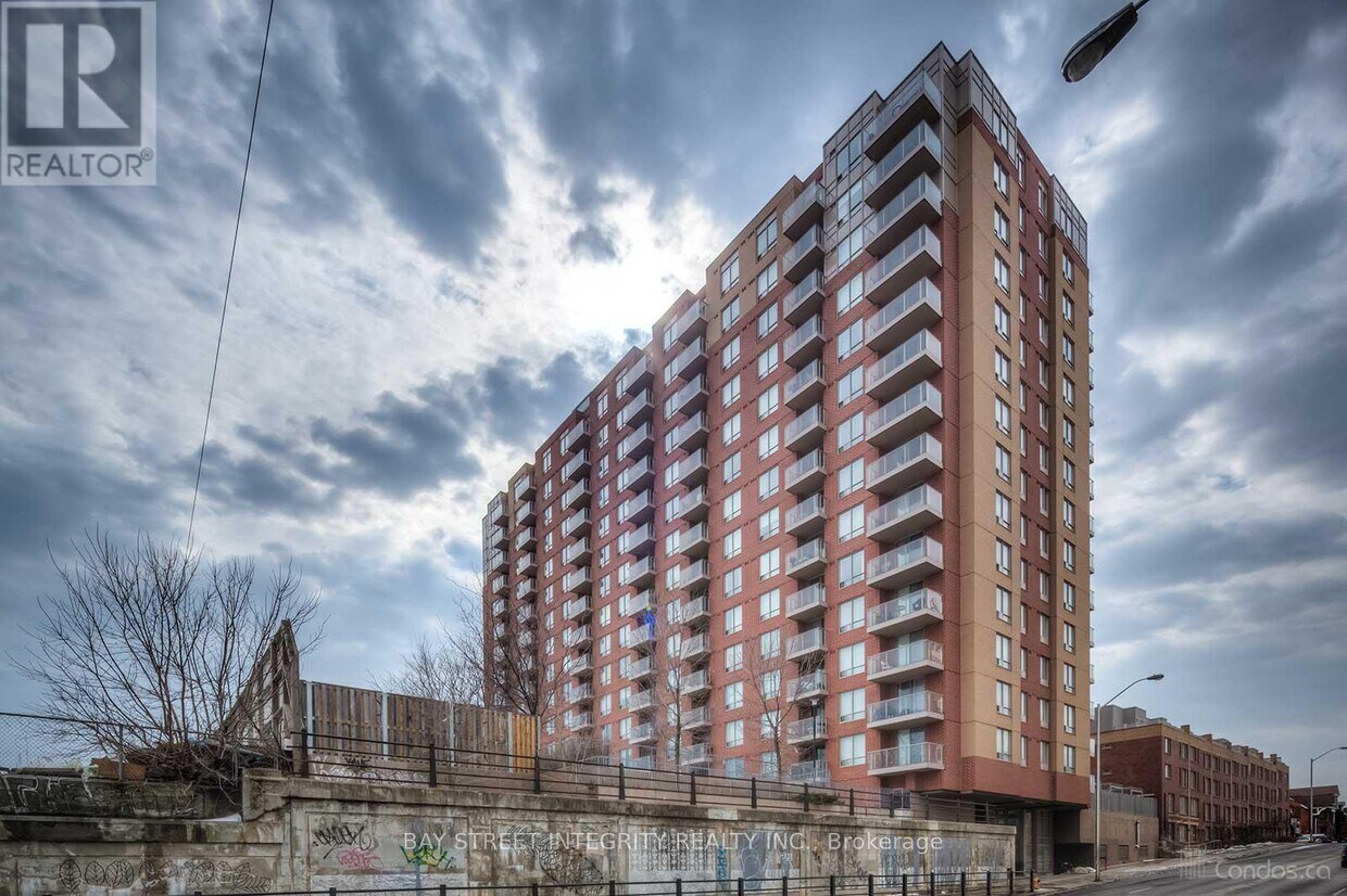 Primary Photo - 1369-1369 Bloor St W
