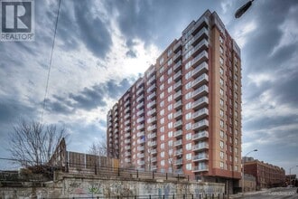 Building Photo - 1369-1369 Bloor St W