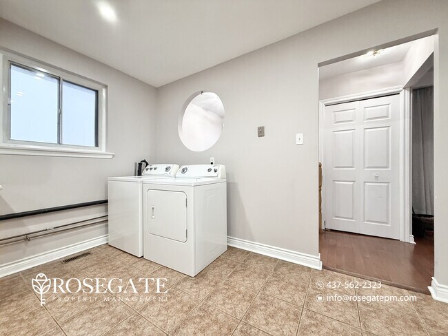 Photo du bâtiment - Spacious 3-Bedroom Semi-Detached Home in Scarborough with Parking & Backyard