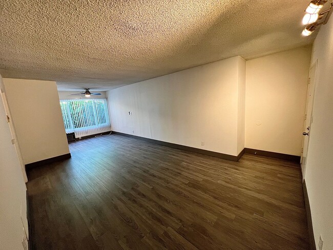 Building Photo - 3359 Mentone Ave