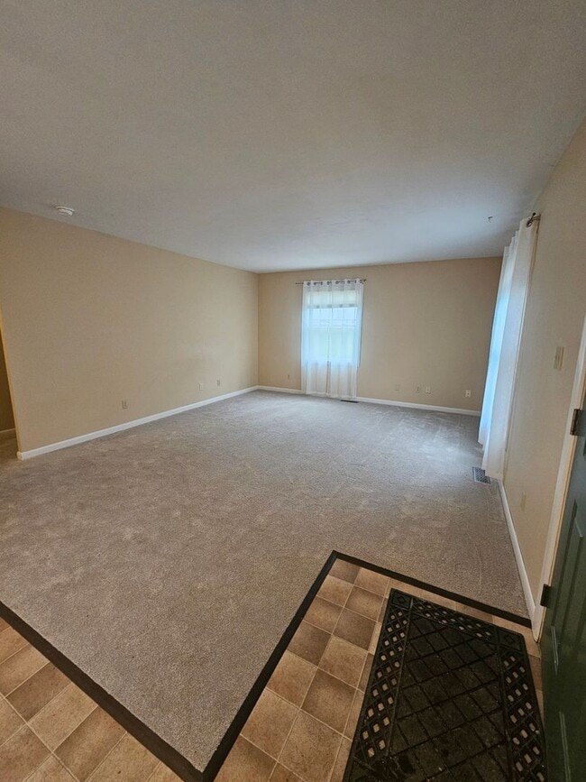 Building Photo - 3 Bedroom House Available July 27, 2026