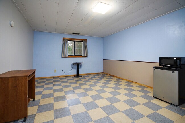 Building Photo - 302 N Main Ave