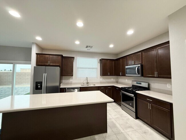 Foto del edificio - 3/BD 2.5/BA Home with Spacious Backyard in...