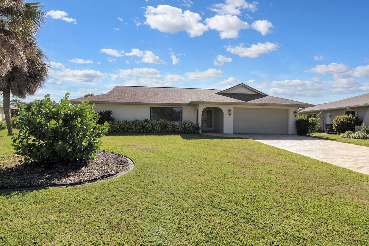 Primary Photo - Waterside Ln, 1207