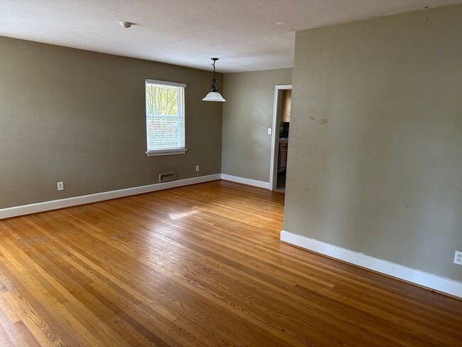 Building Photo - 4 Bedroom Brick Ranch in Norfolk