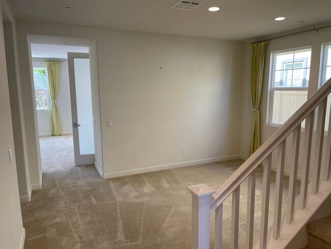 Foto del edificio - Large 5 Bed / 3 Bath Standalone unit in Lo...