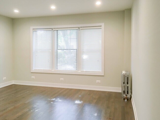 Building Photo - 4949 N Oakley Ave