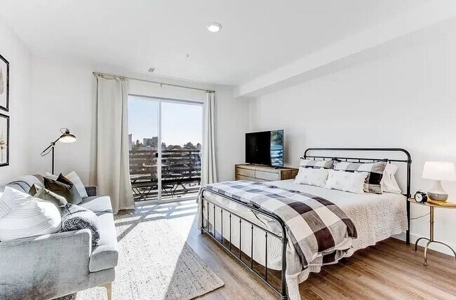 Building Photo - 4045 Broadway-212