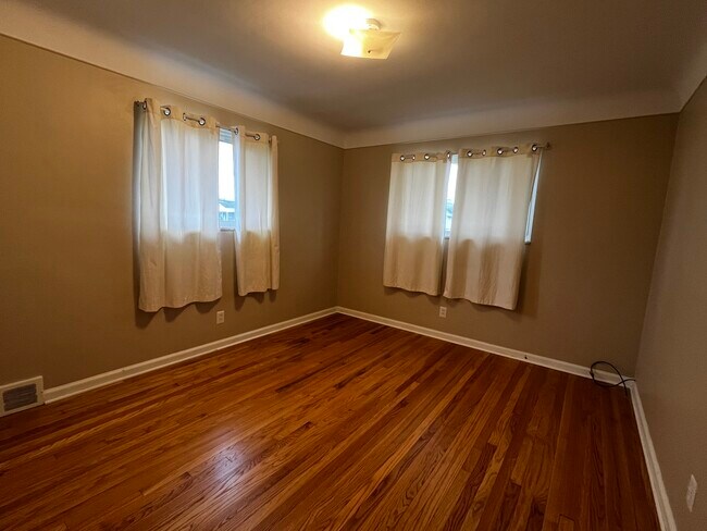 Dormitorio - 16170 Regina Ave