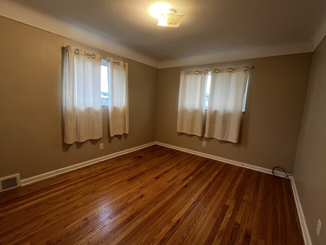 Bedroom - 16170 Regina Ave