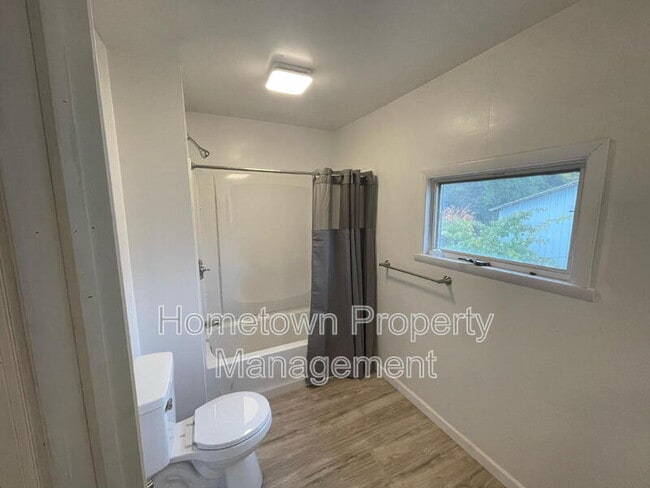 Building Photo - 272 River Rd