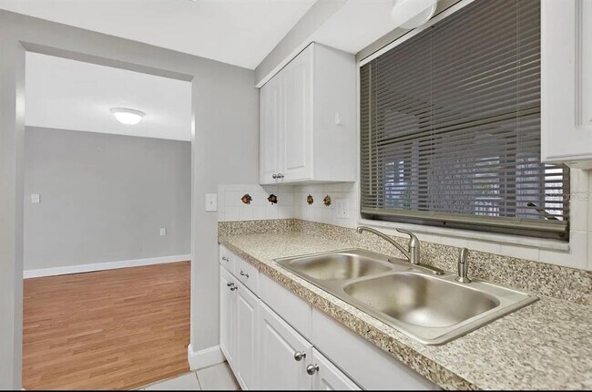 Foto del edificio - 5611 Mosaic Dr