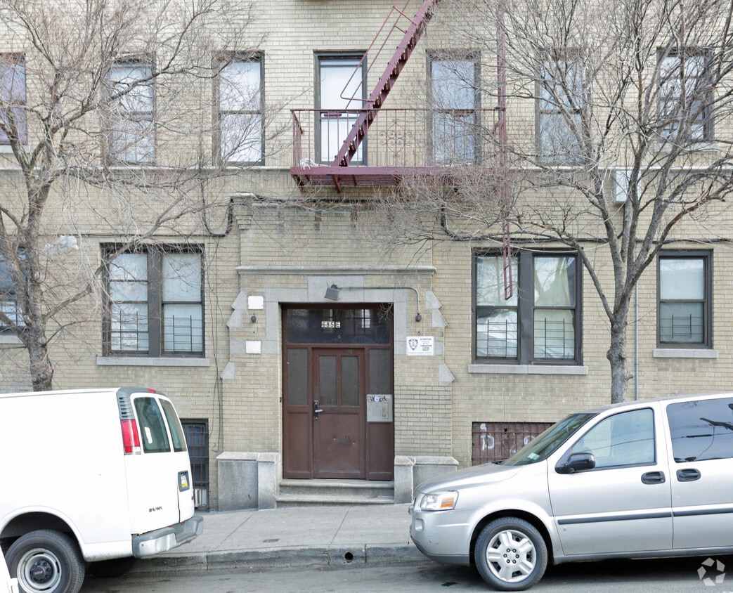 Building Photo - 685 E 228th St