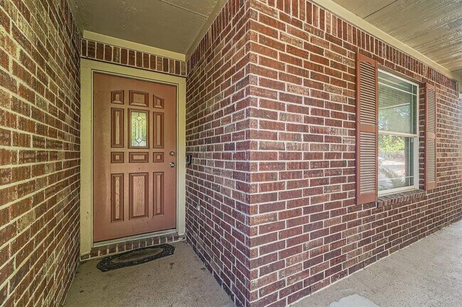 Building Photo - 300 Mossy Rock Dr