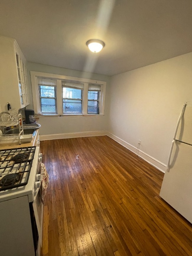 Building Photo - JP Two-Bedroom Quiet cul-de-sac off-Centre