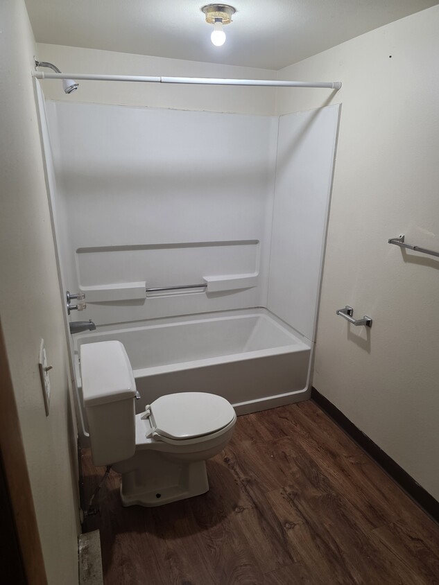 Building Photo - 702 Midland Ave