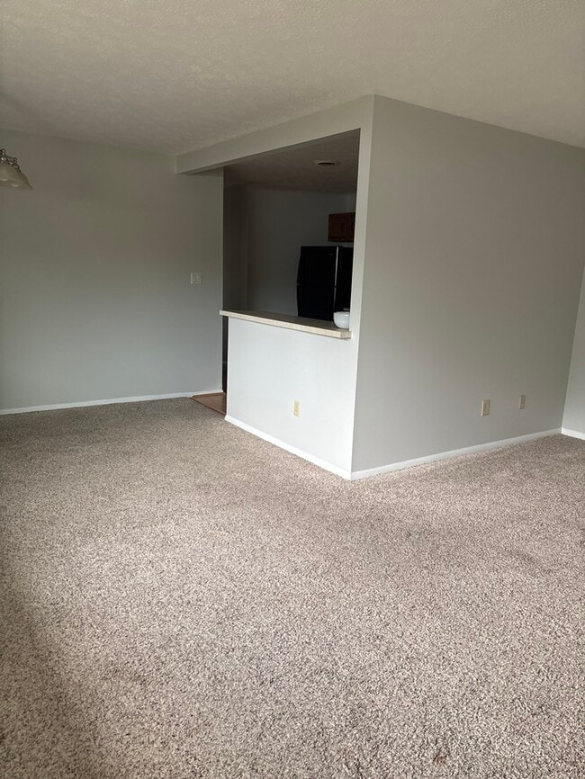 Building Photo - 2 bed 1.5 bath condo