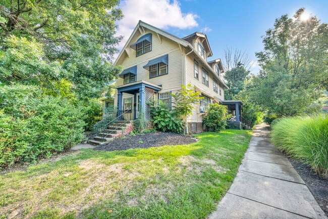 Building Photo - 1917 Forest View Dr