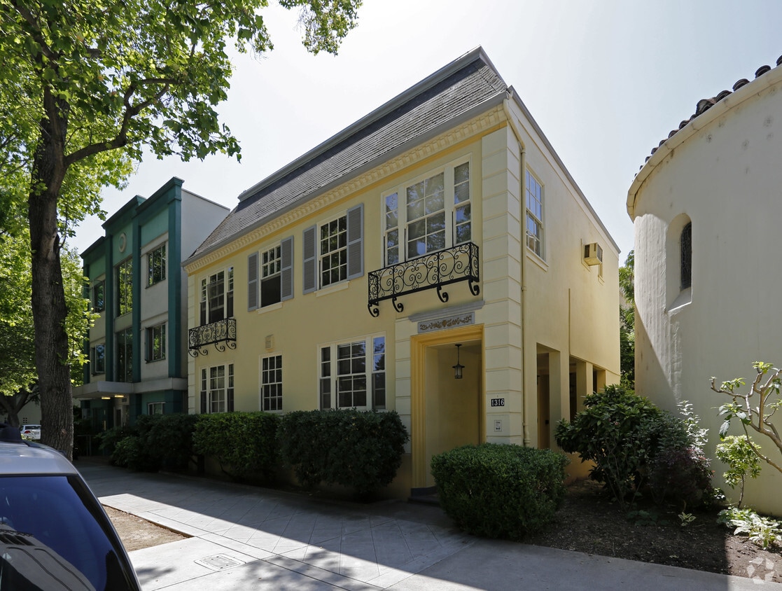 Le Chateau Apartments in Sacramento, CA