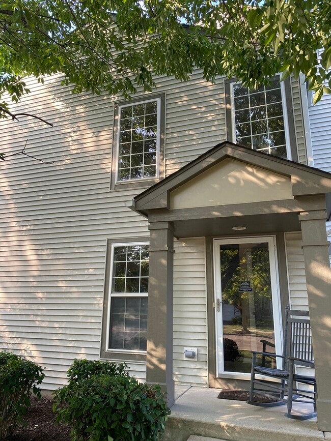 Building Photo - 3260 Bromley Ln