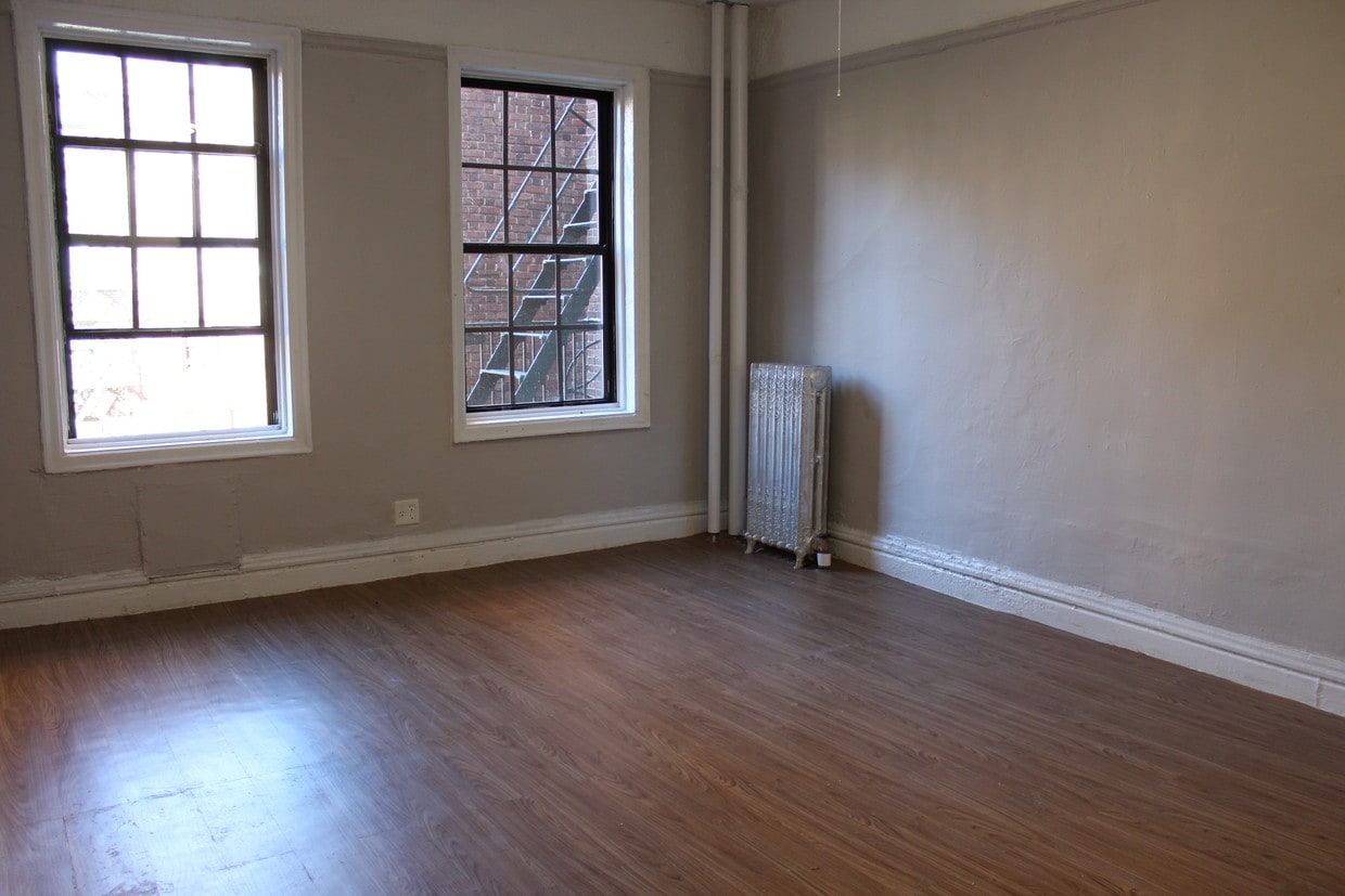 Primary Photo - 2754 Bronx Park E