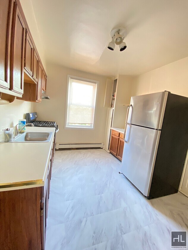 Primary Photo - 2 bedroom Clean quiet charming 208 STREET ...