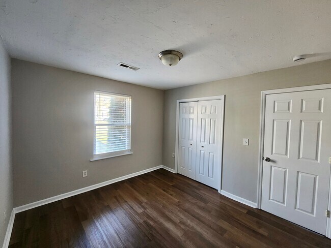 Foto del edificio - 1321 Woodward Rd