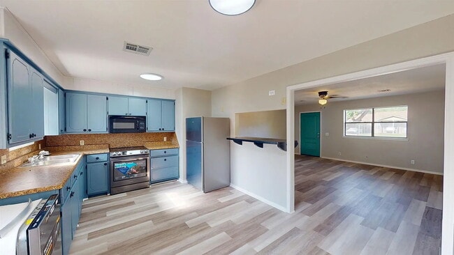 Building Photo - "Charming 3-Bedroom Retreat on Edgewater D...