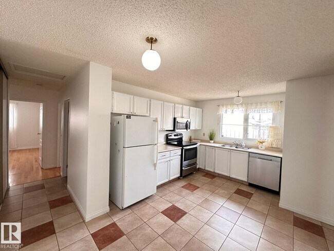Photo du bâtiment - 4120-4135 135 Ave NW