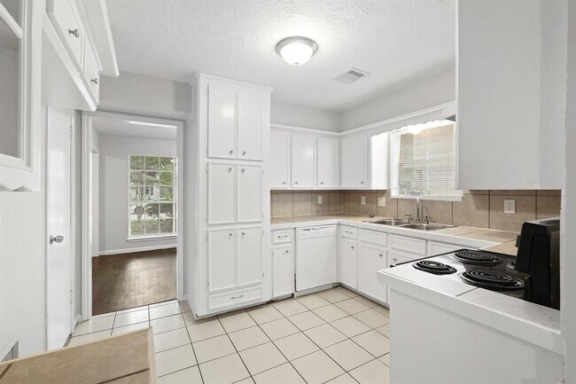 Building Photo - 5711 Green Timbers Dr